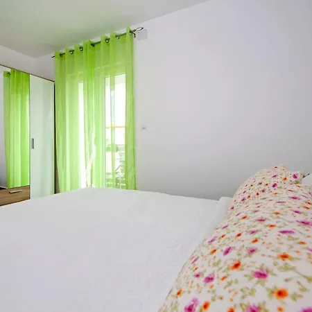 And Tereza רוביני