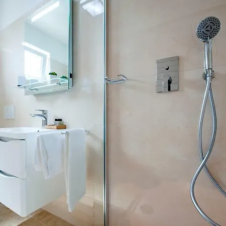 And Tereza * רוביני